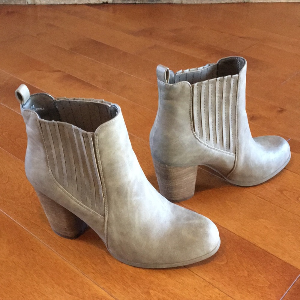 Madden Girl size 6.5 light brown heeled ankle boots.